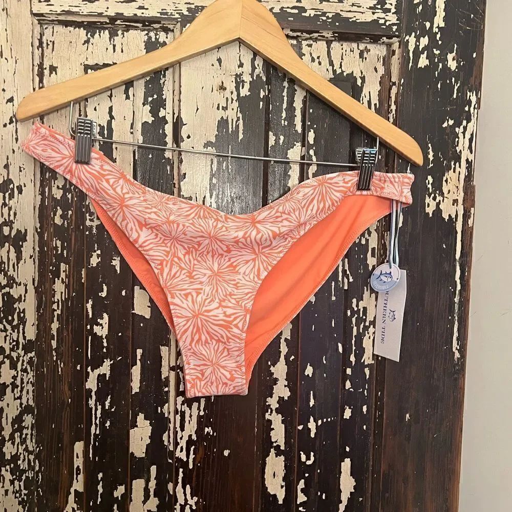 NWT women’s Southern Tide Conch Shell w Blossom Reversible swim bottom. Size L.